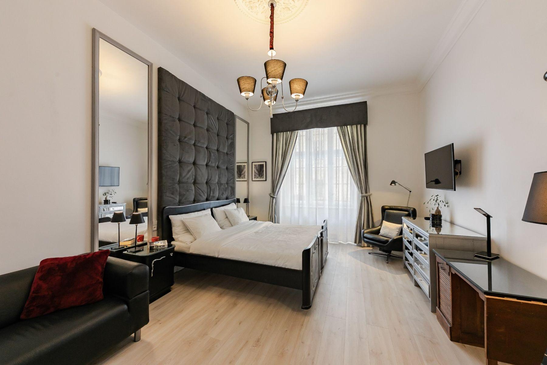 1+1 - Hálkova, Praha - Nové Město